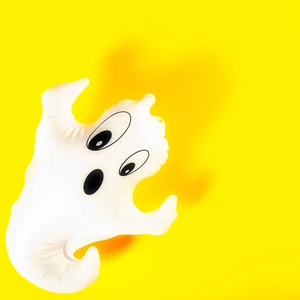Fantôme blanc gonflable comme concept de décoration de fête d'Halloween — Photo