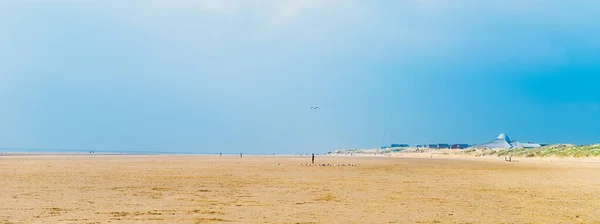 Sandy Beach w pobliżu Liverpoolu w słoneczny dzień — Zdjęcie stockowe