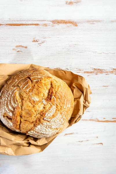 Ahşap kesme tahtası üzerinde taze pişmiş ekmek — Stok fotoğraf