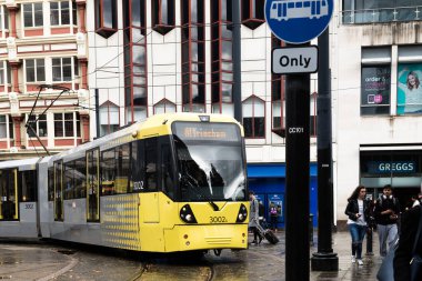 Piccadilly Gardens'da sarı metrolink tramvayı, Manchester, İngiltere
