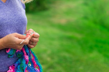 El sanatları ustalarının elleri örgü örüyor.