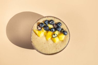 Hindistan cevizi kasesinde ananas suyu.