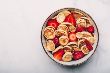 Küçük mısır gevreği krepleri ve çilekler.