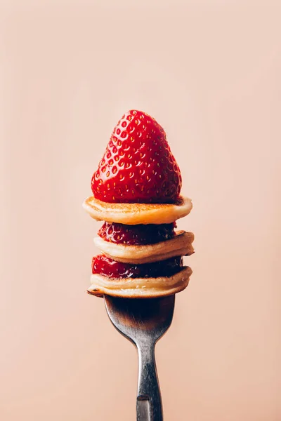 Winzige Müsli-Pfannkuchen und Erdbeeren — Stockfoto