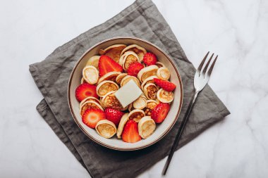 Küçük mısır gevreği krepleri ve çilekler.