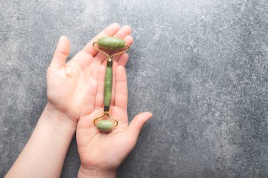 Yeşim yüzlü silindir ve Gua sha taşı.