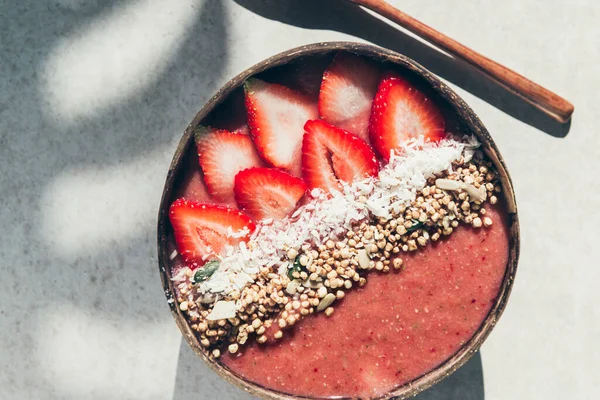 Strawberry Smoothie in Coconut Bowl — Stock Photo, Image
