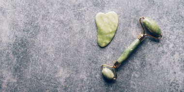 Yeşim yüz silindiri ve Gua sha taşı güzellik masajı terapisi için.
