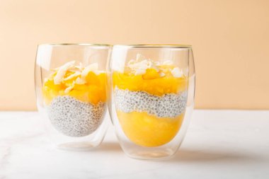 Mango Chia Pudingi
