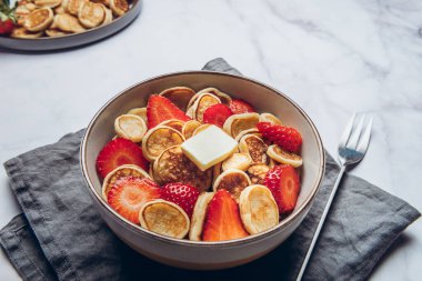 Küçük mısır gevreği krepleri ve çilekler.