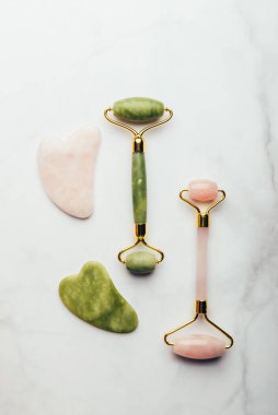 İki çeşit Jade yüz silindiri ve Gua sha taşları güzellik yüz masajı terapisi için, cilt bakımı anti-yaşlanma aracı