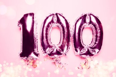 Balon Bunting kutlamaları için. Mutlu 100. yıl dönümleri. Pembe arka planda Gümüş Sayılı Balonlardan yapıldı. Tatil Partisi Dekorasyonu veya üst görünümü olan kartpostal kavramı