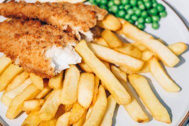 Bezelyeli balık ve patates kızartması