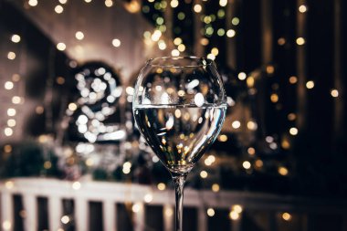 Çift şampanyayla tezahürat yapıyor