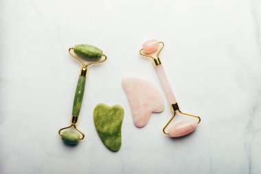 Yeşim yüzlü silindir ve Gua sha taşı.