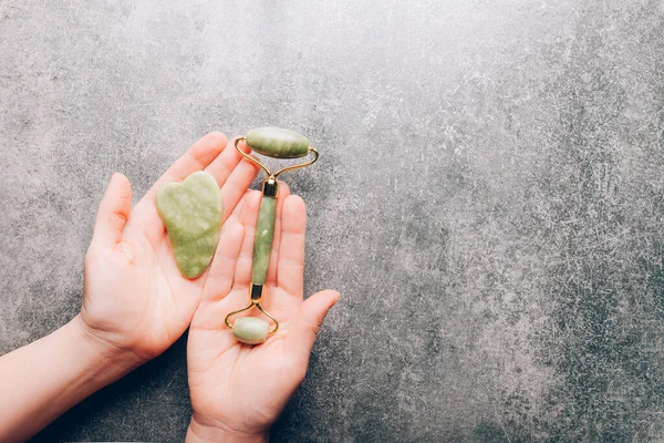 Yeşim yüzlü silindir ve Gua sha taşı.