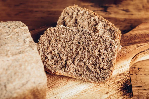 Evde yapılan dilimlenmiş kepekli ekmek. — Stok fotoğraf