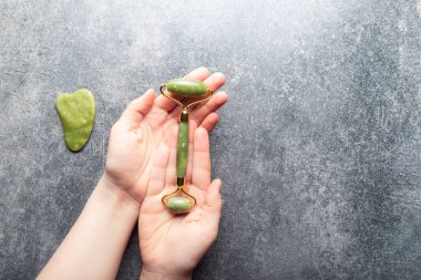 Yeşim yüzlü silindir ve Gua sha taşı.