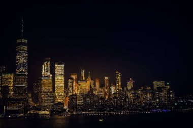 New York City silueti ve Manhattan şehir merkezi gece boyunca Jersey City 'den