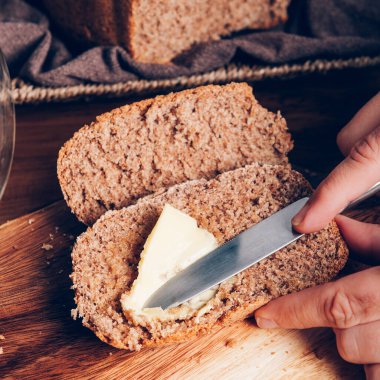 Evde yapılan dilimlenmiş kepekli ekmek.