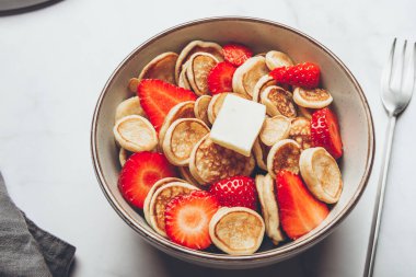 Küçük mısır gevreği krepleri ve çilekler.