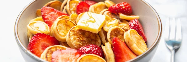 Winzige Müsli-Pfannkuchen und Erdbeeren — Stockfoto