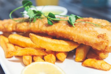 Bezelyeli balık ve patates kızartması