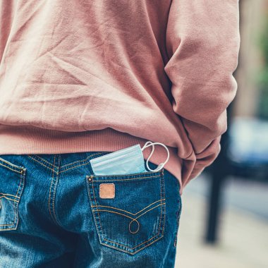 Kotun cebinde yüz maskesi