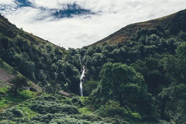 Aber Falls o en galés Rhaeadr Fawr — Foto de Stock