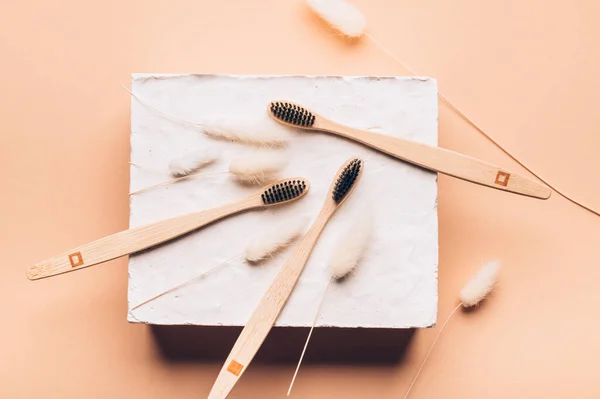 Cepillos de dientes de bambú de madera — Foto de Stock