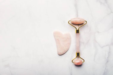 Yeşim yüzlü silindir ve Gua sha taşı.