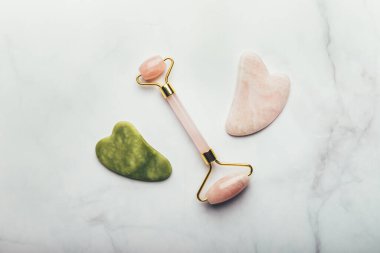 Yeşim yüzlü silindir ve Gua sha taşı.