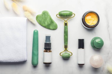 Güzellik terapisi için Gua Sha masaj aletleri, Yeşil Aventurine ve Rose Quartz Mantarları, Asa, Jade yüz silindiri, taş ve şişe kozmetik gibi Yaşlanma Karşıtı Araçlar