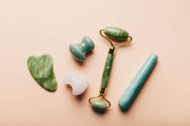 Güzellik masajı için Gua Sha masaj aletleri seti, Yeşil Aventurine Rose Quartz, Gua Sha Mantarları, Asa, Jade yüz silindiri ve taş yuvarlama gibi Yaşlanma Karşıtı Aletler