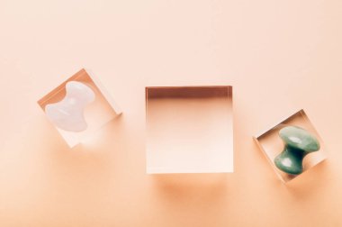 Green Aventurine ve Rose Quartz Gua Sha Mantarları güzellik masajı için açık ekran podyumları, cilt bakımı anti-yaşlanma aracı