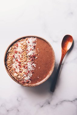 Çikolatalı Smoothie hindistan cevizi kasesinde