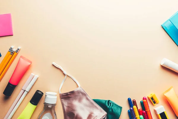 Volver a la escuela con mascarillas y desinfectante —  Fotos de Stock