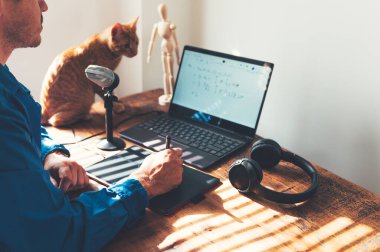 Profesör online ders veriyor.