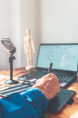 Profesör online ders veriyor.
