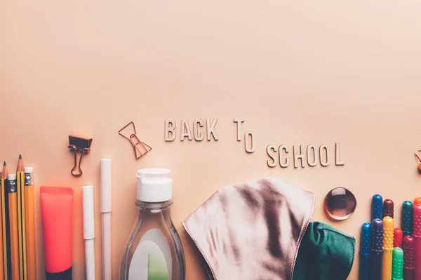Volver a la escuela con mascarillas y desinfectante —  Fotos de Stock