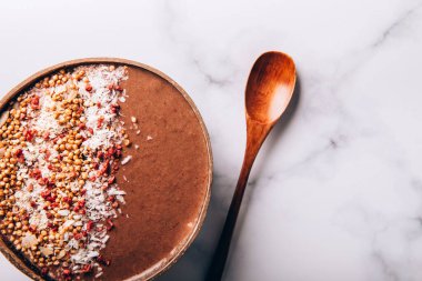 Çikolatalı Smoothie hindistan cevizi kasesinde