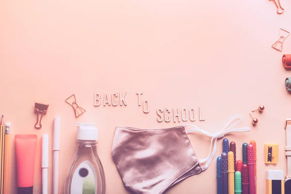 Volver a la escuela con mascarillas y desinfectante —  Fotos de Stock