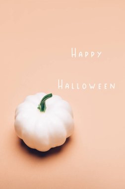 Mutlu Cadılar Bayramı mesajları. Hafif arka planda beyaz balkabağı minimum sonbahar konsepti, düz konum, üst görünüm