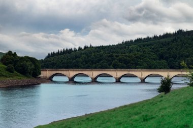 Peak District Ulusal Parkı 'nda Ladybower Barajı