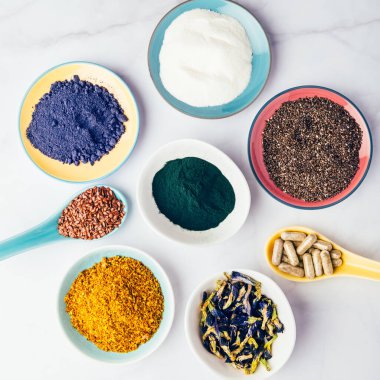 Mavi kibrit, kelebek bezelye çiçeği, kolajen tozu, spiulina tozu, vejeteryanlar ve vejetaryenler için vitaminler, keten ve chia tohumu gibi sağlıklı gıda takviyeleri,