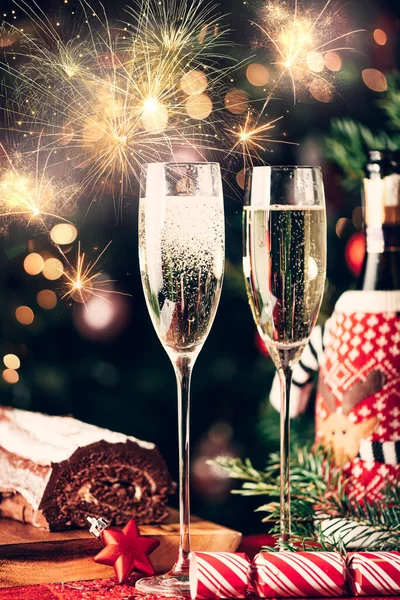 Zwei Flötengläser Und Flaschen Champagner Zur Vorbereitung Auf Die Weihnachts — Stockfoto