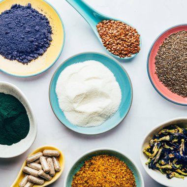 Mavi kibrit, kelebek bezelye çiçeği, kolajen tozu, spiulina tozu, vejeteryanlar ve vejetaryenler için vitaminler, keten ve chia tohumu gibi sağlıklı gıda takviyeleri,