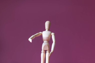 Tahta adam bir şey tutuyor.