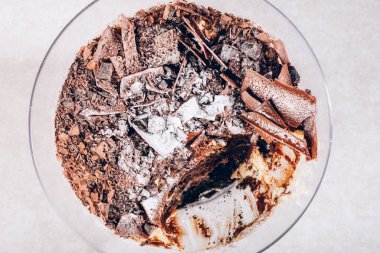 Xmas tatlısı. Aile Otu Dayanılmaz Katmanlı Milyarderler Çikolata ve Karamelli Krema katmanlarından yapılmış Tatlı Çikolatalı Browni Isırıkları ve Çıtır Çikolatalı Bal Tarağı Parçaları.