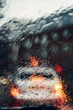 Karanlık yağmurlu bir günde Bulanık şehir caddesi